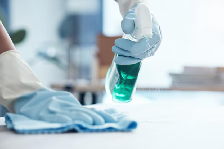 Low-foaming laboratory cleaners and detergents for scientific use