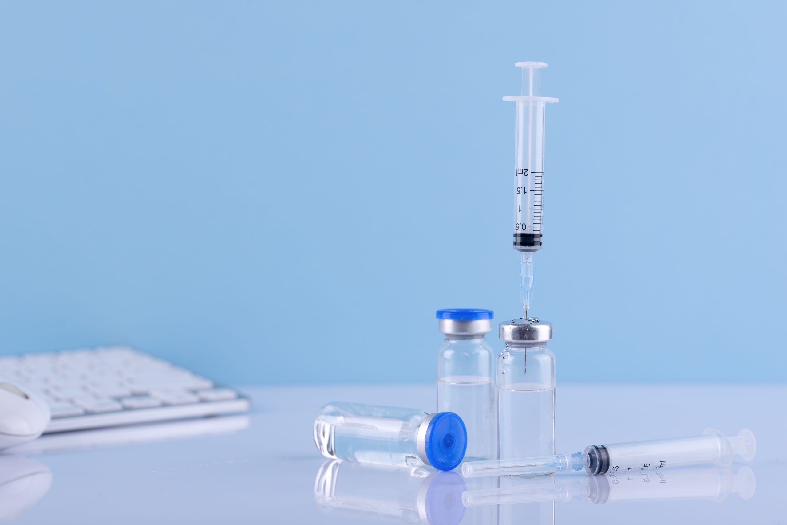 High-quality lab syringes and precision needles for laboratory use